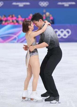 ペアフリーの演技を終え、感極まる三浦璃来（左）、木原龍一組
