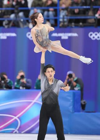 ペアフリーで演技する三浦璃来（上）、木原龍一組