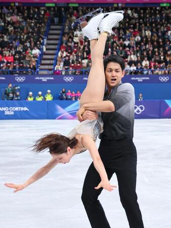 ペアフリーで演技する三浦璃来（左）、木原龍一組