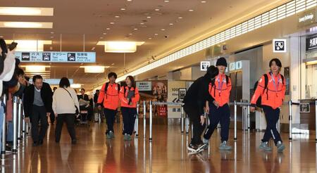 帰国した（右から）戸塚優斗、山田琉聖ら（撮影・佐々木彰尚）