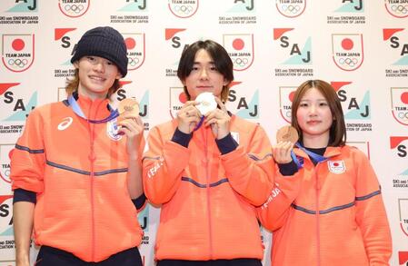 メダルを手にする（左から）山田琉聖、戸塚優斗、小野光希（撮影・佐々木彰尚）