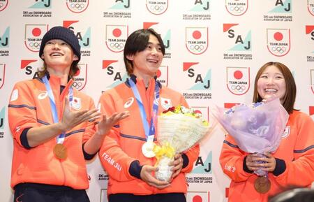 花束をもらえなかった山田琉聖（左）と笑顔の戸塚優斗（中央）、小野光希（撮影・佐々木彰尚）