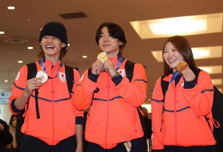 メダルを手に帰国した（左から）山田琉聖、戸塚優斗、小野光希（撮影・佐々木彰尚）