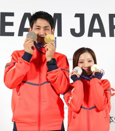 記者会見を終え、メダルを手にポーズをとる三浦璃来（右）、木原龍一組＝17日、イタリア・ミラノ（共同）