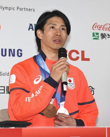 記者会見で話す堀島行真＝ミラノ