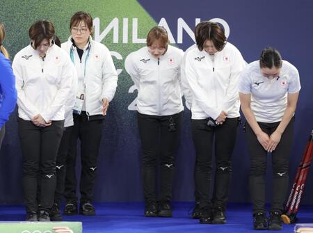 シートに向かって礼をするカーリング日本代表＝コルティナ・カーリング・オリンピック・スタジアム（撮影・吉澤敬太）