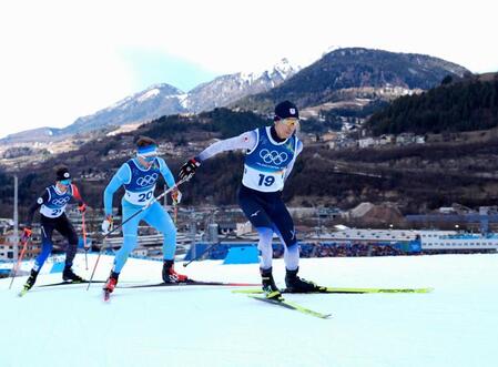 男子個人ラージヒル　後半距離で力走する渡部暁斗（右）＝テーゼロ（共同）