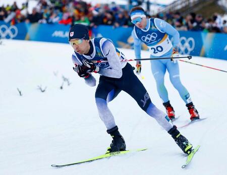 男子個人ラージヒル　後半距離で力走する渡部暁斗（左）＝テーゼロ（共同）