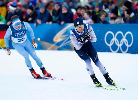 男子個人ラージヒル　後半距離で力走する渡部暁斗（右）＝テーゼロ（共同）