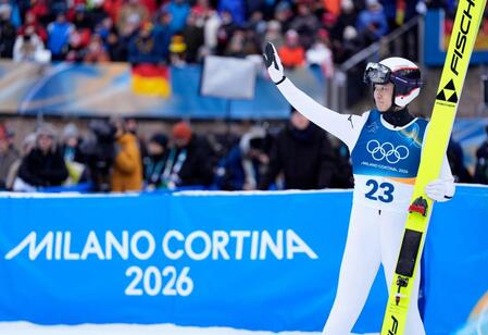 男子個人ラージヒル　前半飛躍を終えた山本涼太＝プレダッツォ（共同）