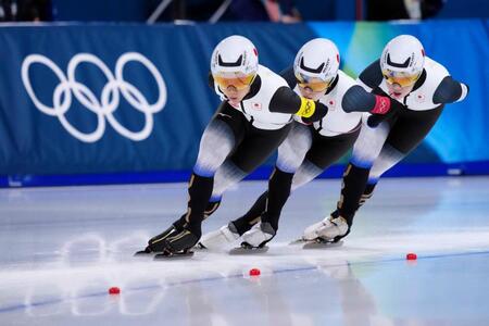 女子団体追い抜き準決勝　滑走する（左から）高木美帆、佐藤綾乃、堀川綾乃＝ミラノ（共同）
