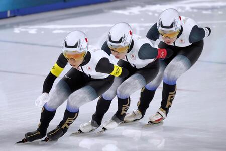 女子団体追い抜き準決勝　滑走する（左から）高木美帆、佐藤綾乃、堀川綾乃＝ミラノ（共同）