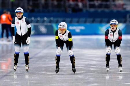 女子団体追い抜き準決勝　レースを終えた（左から）堀川綾乃、高木美帆、佐藤綾乃＝ミラノ（共同）