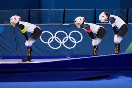 女子団体追い抜き準決勝　レースを終えた（左から）高木美帆、佐藤綾乃、堀川綾乃＝ミラノ（共同）