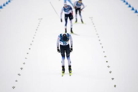 　男子個人ラージヒル　後半距離のゴールを前に一礼する渡部暁斗＝テーゼロ（共同）