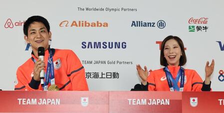 ペアフリーから一夜明け、記者会見する三浦璃来（右）、木原龍一組＝ミラノ