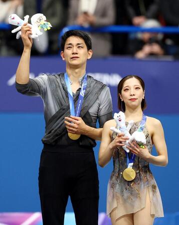 金メダルに輝いた（左から）木原隆一、三浦璃来組（ロイター／アフロ）