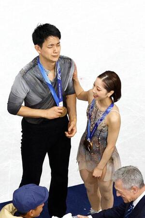 ペアで金メダルを獲得した三浦璃来（右）、木原龍一組（共同）