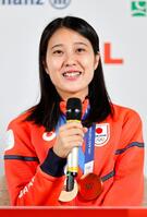 メダルを胸に記者会見するノルディックスキー・ジャンプ女子の丸山希（共同）