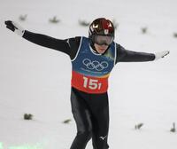 着地する二階堂蓮＝プレダッツォ・ジャンプ競技場（撮影・吉澤敬太）