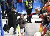 観客とタッチしながら次のジャンプへ向かう二階堂蓮＝プレダッツォ・ジャンプ競技場（撮影・吉澤敬太）