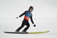 男子スーパー団体　１回目の飛躍で着地した二階堂蓮＝プレダッツォ（共同）