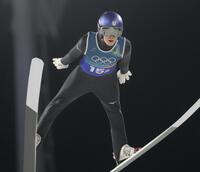 飛躍する小林陵侑＝プレダッツォ・ジャンプ競技場（撮影・吉澤敬太）