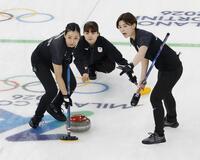 日本－カナダ　第１エンド、ショットの行方を見る小谷。左は近江谷、右は小野寺＝コルティナダンペッツォ（共同）