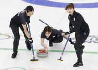 日本－カナダ　第１エンド、ショットを放つ小野寺。左は近江谷、右は小谷＝コルティナダンペッツォ（共同）