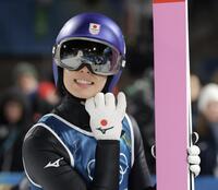 飛躍を終え、得点を見つめられ小林陵侑＝プレダッツォ・ジャンプ競技場（撮影・吉澤敬太）