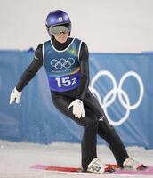 飛躍を終えた小林陵侑＝プレダッツォ・ジャンプ競技場（撮影・吉澤敬太）