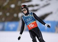 男子スーパー団体　２回目の飛躍を終えた二階堂蓮＝プレダッツォ（共同）