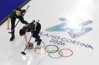 日本－カナダ　第３エンド、スイープする近江谷（左）と小野寺＝コルティナダンペッツォ（共同）