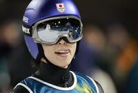 男子スーパー団体　２回目の飛躍を終え、舌を出す小林陵侑＝プレダッツォ（共同）