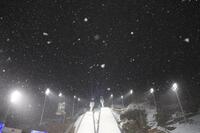 雪が振る中、中断となる男子スーパー団体＝プレダッツォ・ジャンプ競技場（撮影・吉澤敬太）