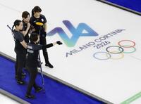 日本－カナダ　第６エンド、作戦を練る（手前から）吉村、近江谷、小野寺、小谷＝コルティナダンペッツォ（共同）