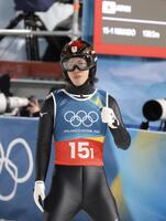 飛躍を終え、拳を握る二階堂蓮＝プレダッツォ・ジャンプ競技場（撮影・吉澤敬太）