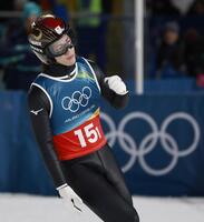 男子スーパー団体　３回目の飛躍を終え、ガッツポーズする二階堂蓮＝プレダッツォ（共同）