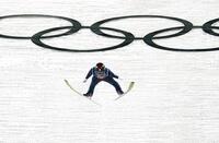 男子スーパー団体　二階堂蓮の３回目の飛躍＝プレダッツォ（共同）