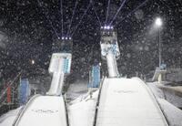 悪天候で男子スーパー団体の競技が中断したジャンプ会場＝プレダッツォ（共同）