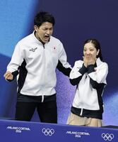 　ペア・フリーの得点に喜ぶ三浦璃来（右）、木原龍一組＝ミラノ（共同）