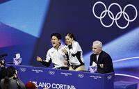　ペア・フリーの得点に喜ぶ三浦璃来（中央）、木原龍一組。右はブルーノ・マルコット・コーチ＝ミラノ（共同）