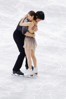 ペア・フリーの演技を終え、抱き合う三浦璃来（手前）、木原龍一組（共同）