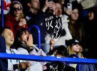 三浦璃来、木原龍一組のペア・フリーの演技に感極まる坂本花織（手前左から２人目）＝共同