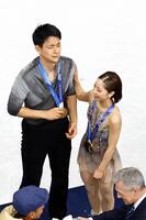 ペアで金メダルを獲得した三浦璃来（右）、木原龍一組（共同）