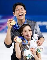 ペアで金メダルを獲得した三浦璃来（手前）、木原龍一組（共同）