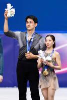 ペアで金メダルを獲得した三浦璃来（右）、木原龍一組（共同）