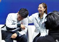 ペアで金メダルが確定し、涙する木原龍一（左）と笑顔の三浦璃来（共同）