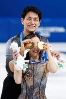 ペアで金メダルを獲得した三浦璃来（手前）、木原龍一組（共同）