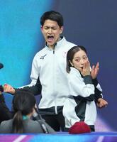 ペアフリーの得点を確認し、驚く三浦璃来（右）とガッツポーズする木原龍一